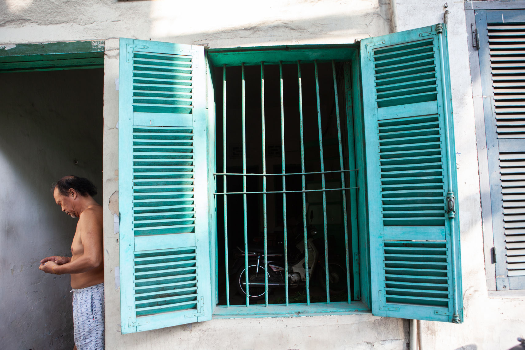 Hanoi-bare-chested-man-in-doorway