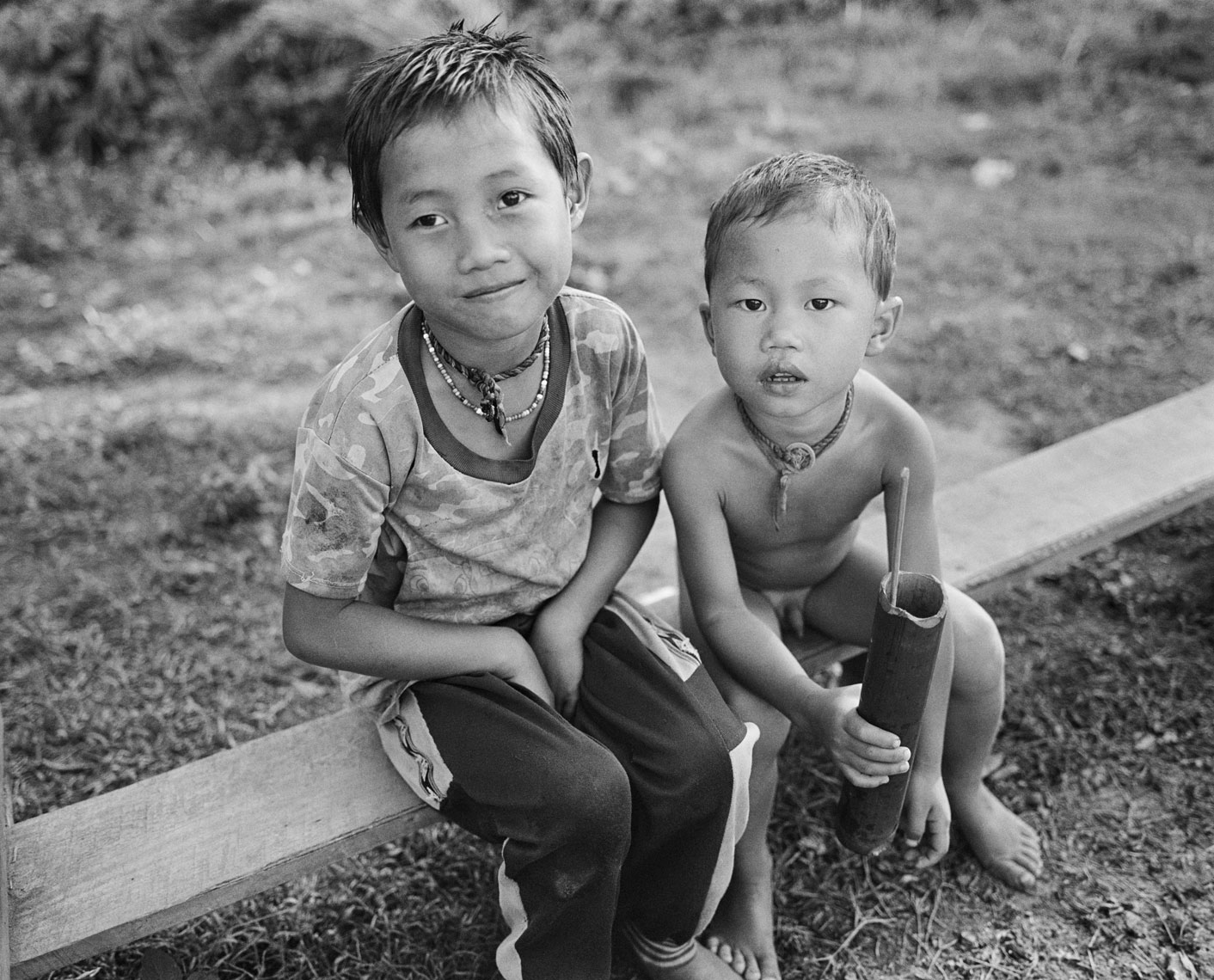 kids-on-bench-luang-namtha-village